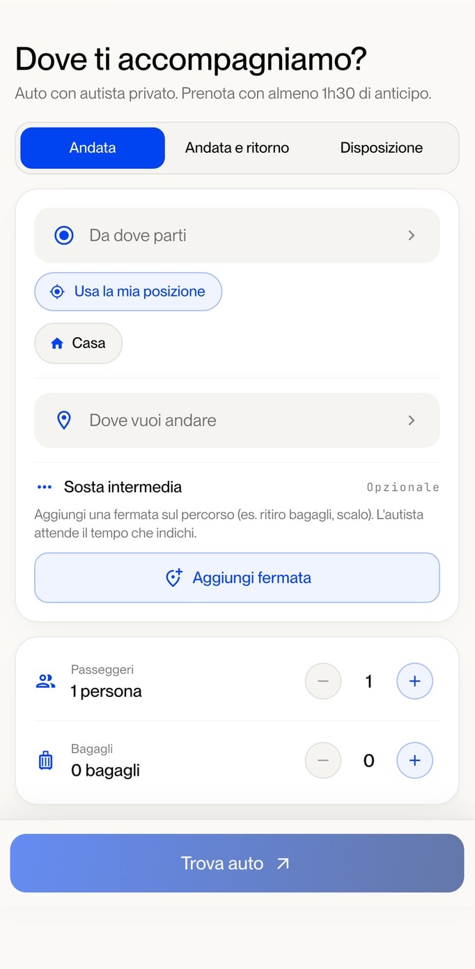 La schermata dell'app Rentando per prenotare un'auto con autista: partenza, destinazione, passeggeri e bagagli